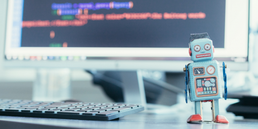 Ein kleiner Roboter auf dem Schreibtisch zum Thema LinkedIn und Algorithmus