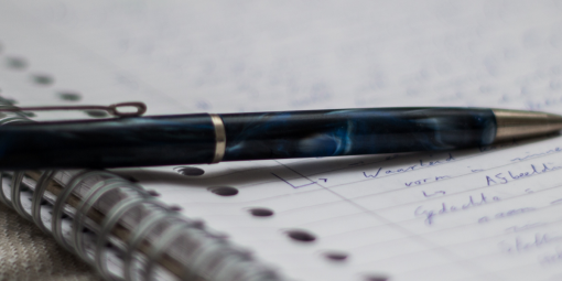 Ein Stift auf einem Blog zur Verdeutlichung des Schreibens in der PR und im Journalismus